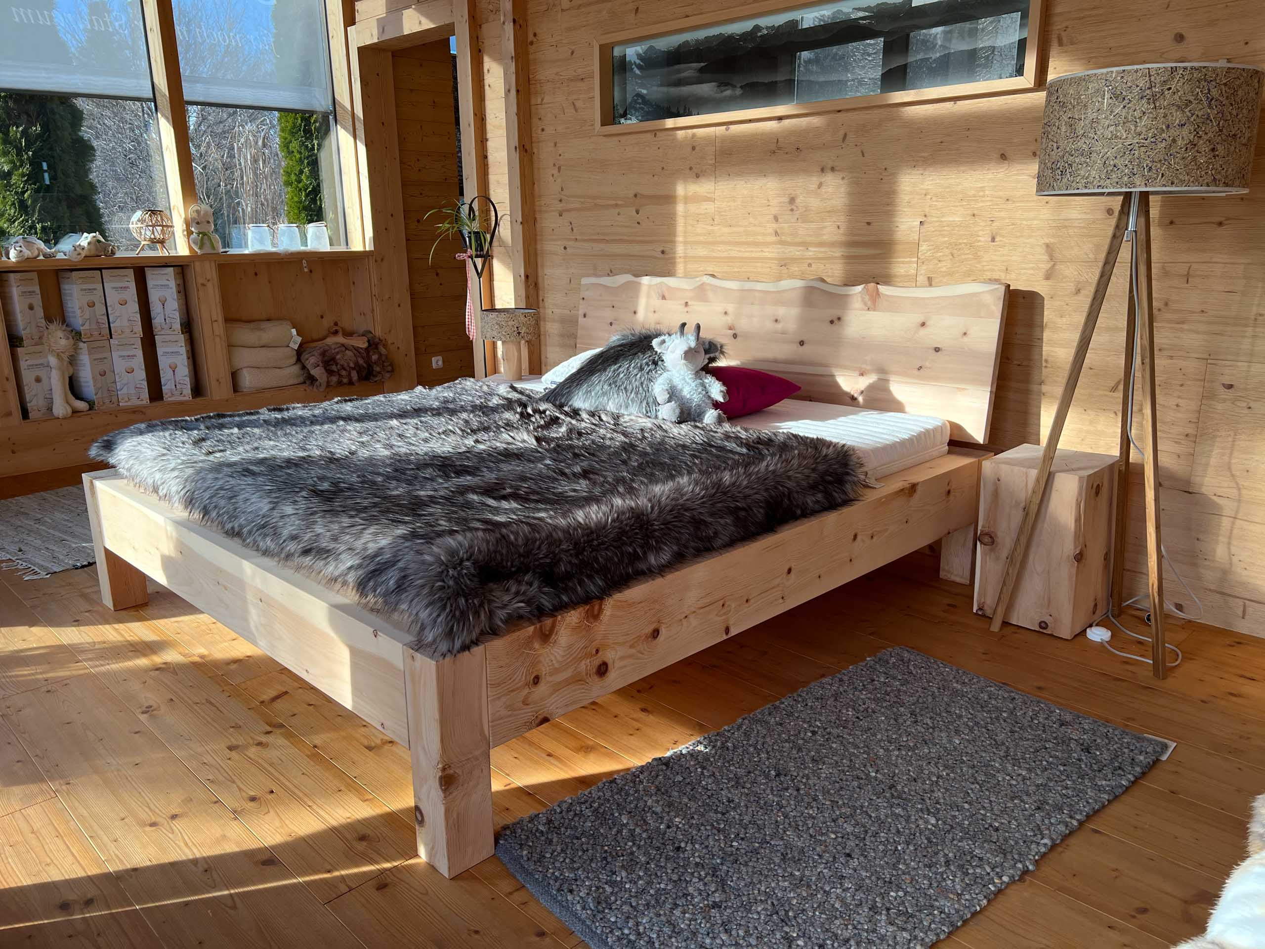 Zirbenbett Modell Starnberg alpines Balkenbett aus Zirbenholz